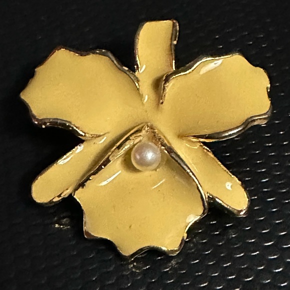 Vintage Enamel and Pearl Yellow Flower Broach - Picture 8 of 11